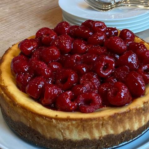 Raspberry Cheesecake - Barefoot Contessa Barefoot Contessa Recipes, Fabulous Desserts, Moon Pie, Strawberry Cheesecake Recipe, Biscuits Graham, 4 Family, Easter 2023, Ina Garten Recipes, Canadian Travel