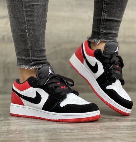 Air Force Noir, Air Jordan 1 Court Purple, Marvel Shoes, Red And Black Shoes, Pretty Sneakers, Nike Shoes Air Force, Nike Shoes Girls, Jordan Shoes Girls, All Nike Shoes