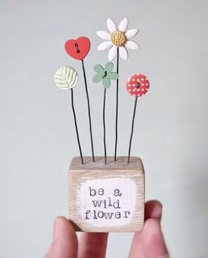 Summer Decor Crafts, Wooden Blocks Decor Craft Ideas, Wooden Block Crafts, Handmade Garden Art, Buttons Crafts Diy, Wood Block Crafts, Block Craft, Clay Flowers, Wire Crafts