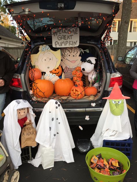 Our car for Trunk or Treat! We won the cutest car award! It's the Great Pumpkin Charlie Brown! Great Pumpkin Trunk Or Treat Ideas, Charlie Brown Trunk Or Treat, Pumpkin Trunk Or Treat, Peanuts Costumes, Trunk Or Treat Ideas For Suv, Snoopy Great Pumpkin, Trunk Or Treat Halloween, Trunk Decor, Trunker Treat Ideas