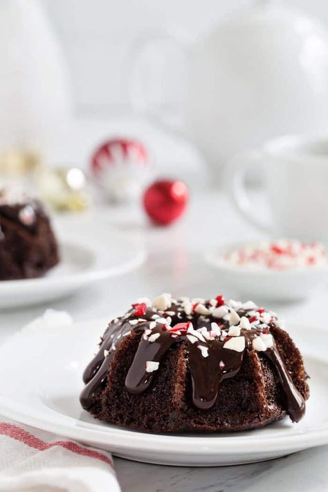 Chocolate Peppermint Mini Bundt Cakes are a fun and delicious dessert for any holiday party. A drizzle of peppermint ganache and sprinkling of crushed candy canes makes them super festive! Mini Chocolate Bundt Cakes, Chocolate Bundt Cakes, Mini Bundt Cakes Recipes, Christmas Bundt Cake, Peppermint Dessert, Chocolate Bundt, Mini Bundt, No Coffee, Mini Bundt Cakes