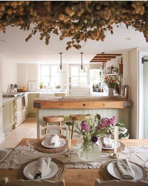 Charming Kitchen, Farmhouse Kitchen Design, Kitchen And Dining Room, Farmhouse Style Kitchen, Apartment Kitchen, Cottage Living, Cottage Kitchen, Open Kitchen, Room Table