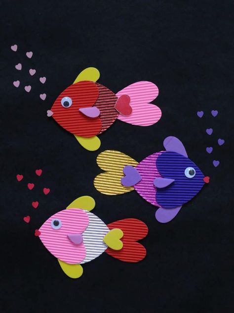 Glue heart shaped paper together to create fish. Use them as Valentine cards for kids to make for their friends at school. Heart Crafts For Toddlers, Fish Crafts Kids, Fish Valentines, Crafts Toddlers, February Themes, Heart Fish, Valentine Heart Card, Fish Theme, Coconut Shell Crafts