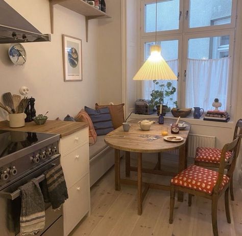 Balcony Eating Spaces, Small Cozy Appartement, Clean Small Apartment, Narrow Kitchen Decor, Small Kitchen Table By Window, Dining Table On Carpet, First Flat Ideas, Kitchen Couch Seating, Studio Apartment Dining Area