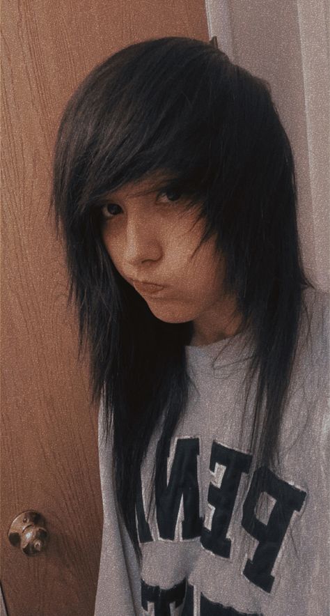 Shoulder Length Scene Hair, Emo Hair Reference, Emo Side Part, Scene Haircuts Medium, Emo Hair Dye Ideas, Emo Side Bangs, Emo Hairstyles For Women, Scene Hair Short, 2000s Emo Hair