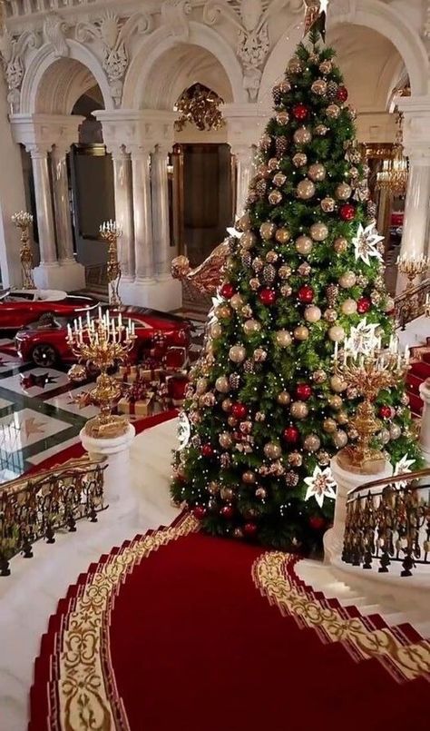 Christmas Mansion Aesthetic, Expensive Christmas Decor, Christmas Mansion Interior, Christmas Mansion Exterior, Mansion Christmas Decor, Christmas Mansion, Christmas Palace, New York Noel, Luxury Christmas Decor