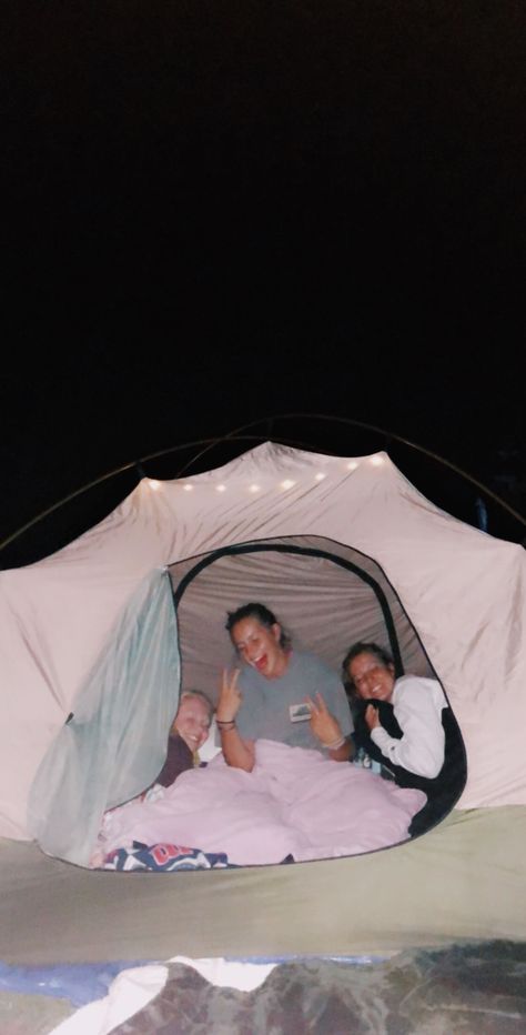 #sleepover #friends #goals #bffgoals #photoshoot #tent #summer #camping #vsco Disney Minimalist, Zelt Camping, Fun Sleepover Ideas, Fotos Goals, Summer Plans, Summer Goals, Bff Goals, Summer Friends, Camping Outfits