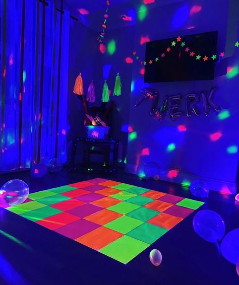 Outdoor Neon Party Ideas, Uv Halloween Decorations, Diy Dancefloor, Dance Floor Diy, Neon Halloween Party, Bas Mitzvah, Black Light Party, Project Graduation, Uv Party