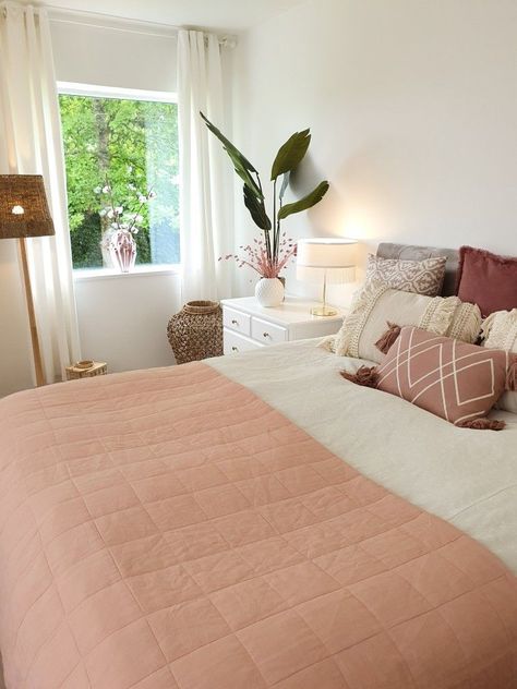 Decorating your bedroom in dusty rose colors using bedding and pillowsBedroom inspiration and styling ideas that will give you Bohemian vibesRattan lamp and plants decor. Dusty Rose Bed, Dusty Rose Room Decor, Dusty Rose Room, Dusty Rose Bedroom Ideas, Rose Bedroom Decor, Dusty Rose Bedroom, Dusty Rose Bedding, Rose Bedroom, Pillows Bedroom