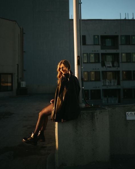 a moment for the girl #columbusphotographer #ohiophotographers #columbusportraitphotographer #downtowncolumbus #lifeincbus #columbusphotographer Golden Hour City, Rooftop Photoshoot, City Photoshoot, Unique Portraits, Kodak Film, Visual Media, Beautiful Stories, Silly Pictures, Wedding Photography And Videography