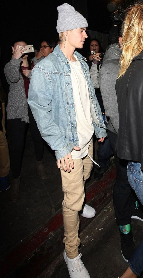 Men's Oversized Coat and Jacket Trends to Watch this Winter Justin was dressed casually in a light blue denim jacket, two layered white oversized t-shirts, a pair of light khaki pants, and a grey beanie. His usual Blue Denim Jacket Outfit, Light Khaki Pants, Jean Jacket Outfits Men, Denim Jacket Men Outfit, Khaki Pants Outfit, Light Blue Denim Jacket, Justin Bieber Outfits, Justin Bieber Style, Beanie Outfit