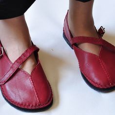 Sophisticated Shoes, Homemade Shoes, Fotocamere Vintage, Make Your Own Shoes, Simple Shoes, Minimalist Shoes, Shoe Pattern, Sewing Leather, Barefoot Shoes