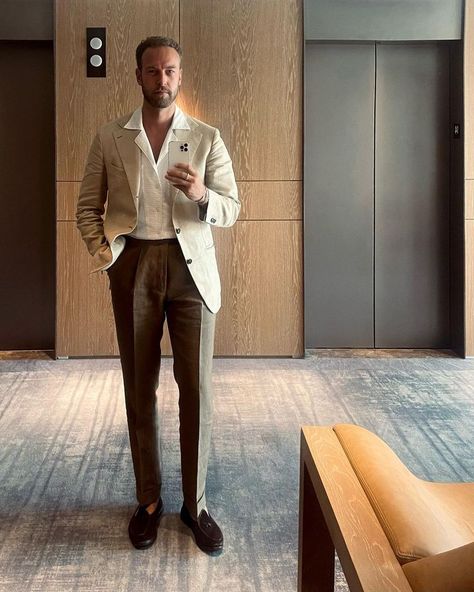 Cream Sports Coat Outfit Men, Men’s Linen Suit Outfit, Beige Linen Blazer Outfit Men, Beige Suit Outfit, Khaki Blazer Outfit Mens, Mens Suede Jacket, Tailored Beige Suit For Spring, Art Gallery Outfit Men, White Suit Men Wedding