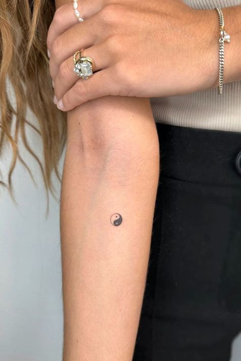 Tattoo For Small Arms, Simple Life Tattoo Ideas, Tiny Ying Yang Tattoo, Yin Yang Small Tattoo, Minimal Tattoo Design Women, Small Tattoos Ying Yang, Simple Yin Yang Tattoo, Small Ying Yang Tattoo, Small Yin Yang Tattoo