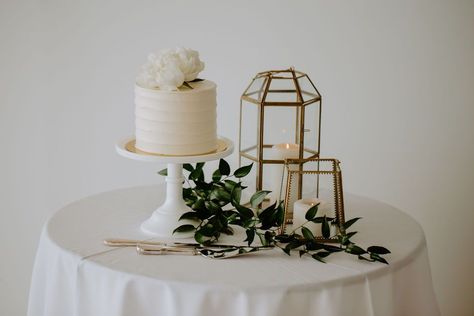 Wedding Entry Table Ideas Modern, Wedding Cake Table Set Up Ideas, Engagement Table Setting, Small Wedding Cake Table, Simple Cake Table Decor, Small Cake Table, Wedding Cake Table Set Up, Simple Cake Table, Modern Wedding Cake Table