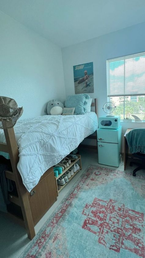 dorm room inspo College Dorm Esthetic, Simplistic Dorm Room Ideas, Single Dorm Room Ideas Layout, Dorm Ideas Minimalist, Realistic Dorm Room Ideas, Hawaii Dorm Room, Ikea Dorm Room Ideas, Dorm Appliances, Dorm Room Ideas Decorations