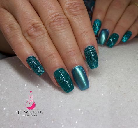 Absolutely loving the greens at the moment 💚💚 Colour - Cleopatra buttercream, Glitter - Peacock, Chrome - Mediterranean premium pretty 🌊🏝… Light Elegance, Autumn Nails, Green Colour, Gel Nail, Art Designs, Nail Ideas, Butter Cream, Green Colors, Different Styles