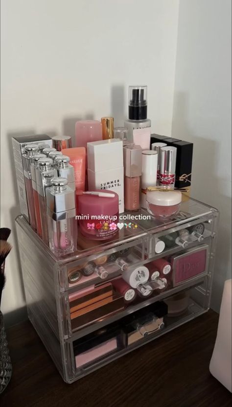 Rangement Makeup, Vanity Organization, Skincare Organization, Makeup Needs, Mini Makeup, Makeup Items, Room Makeover Inspiration, Room Inspiration Bedroom, Beauty Room