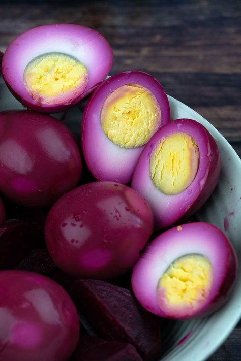 The Ultimate Easy Pickled Eggs Recipe - Thrive Global Flavored Hard Boiled Eggs, Pickles Eggs Recipe, Pickle Eggs Recipe, Pickel Eggs Recipe, Hot Pickled Eggs Recipe, Southern Pickled Eggs, Picked Eggs Recipe, German Pickled Eggs, Pickled Egg Recipe