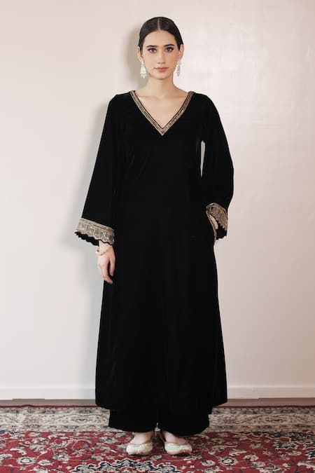 Buy Black Silk Velvet Embroidery Pipe V Neck Sleeve Kurta Palazzo Set For Women by Shrutkirti Online at Aza Fashions. Velvet Kurta Designs Pakistani, Velvet Straight Kurti, V Neck Pakistani Suit Design, Velvet Suit Outfit Women, Velvet Frock Suit, Simple Velvet Suit Design, Velvet Kurta Pakistani, Velvet Dress Designs Indian, Black Suit For Women Indian Party Wear