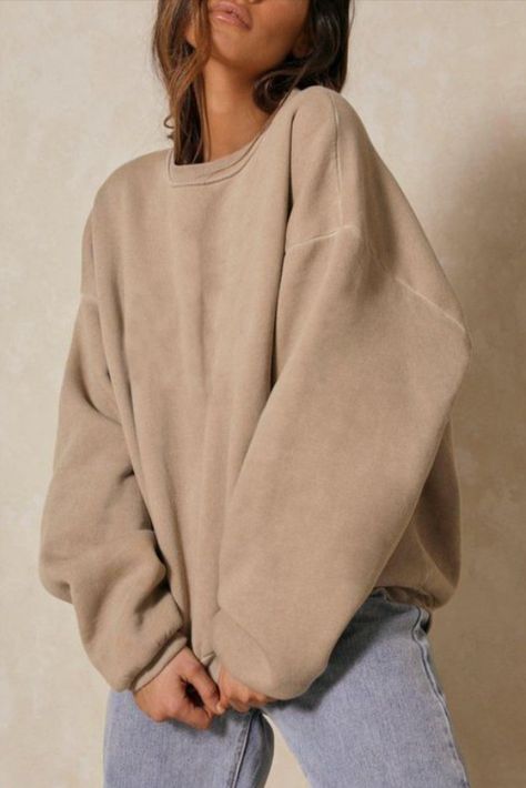 Elevate your style with this must-have fashion essential. Stay cozy and effortlessly chic with this trendy Crewneck Sweater – the ultimate addition to your wardrobe. Beige Sweatshirt Outfit, Oversized Sweatshirt Outfit, Crewneck Outfit, Sweatshirt Aesthetic, Sweatshirt Outfit, Vintage Hoodies, 가을 패션, Oversized Sweatshirt, College Outfits