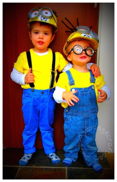 Easy, cheap tutorial for a DIY Minion costume: hard hats, Gru logo, goggles and crazy hair - great fancy dress outfit for a Halloween party. Costume Minion, Diy Minion Costume, Minion Costume, Toddler Boy Halloween Costumes, Diy Minions, Minion Halloween, Minion Costumes, Baby Boy Halloween