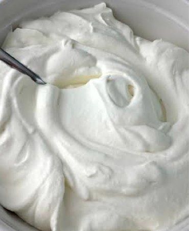 Homemade Whipped Cream made with just 3 ingredients. Caramel Toffee Crunch Cheesecake, Silk Pie Recipe, Homemade Whipped Cream Recipe, Stuffed Potatoes, Strawberry Whipped Cream, Recipes With Whipping Cream, Chocolate Whipped Cream, Diy Desserts, Whip Cream