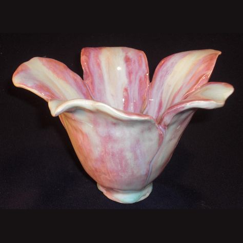 Flower Pinch Pot, Pinch Bowls Ceramics, Pinchpots Ceramics Ideas, Clay Pinch Pot Ideas, Pinch Pot Ideas Ceramics, Pinched Pots, Pinch Pot Ideas, Pots Flowers, Clay Pinch Pots