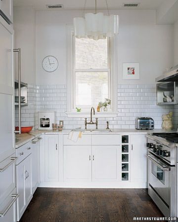 love the wall Martha Stewart Kitchen, Farmhouse Side Table, Cute Dorm Rooms, Classic Kitchen, Gorgeous Kitchens, Row House, White Rooms, Favorite Kitchen, Black Kitchens