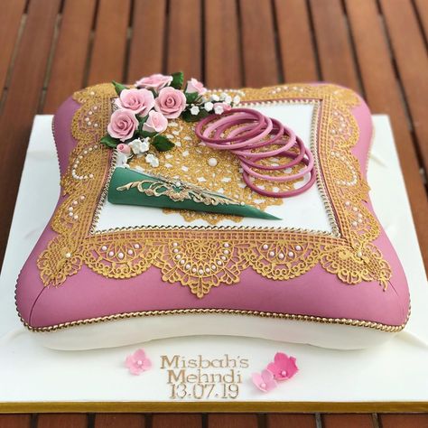 Jewelry Cake Design, Mehandi Cake, Saree Cake, Mendhi Ideas, Mehndi Cake, Pillow Cake, Pillow Cakes, Bangle Ceremony, Mehndi Party