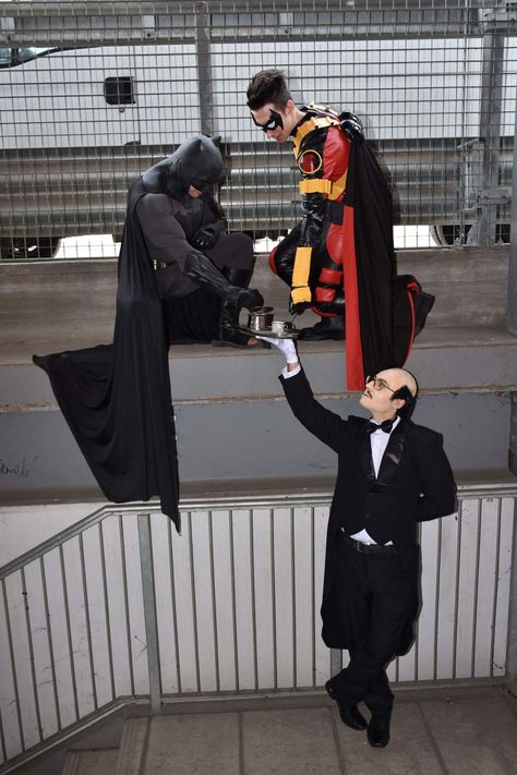 Red Robin and batman and Alfred cosplay Batman And Alfred, Robin And Batman, Alfred Batman, Sibling Costume, Robin Tim Drake, Robin Costume, Batman Cosplay, Batman Costume, Bat Man