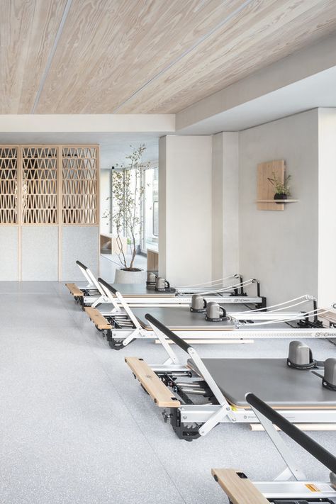 Galería de Core Kensington / Studio Wolter Navarro - 27 Pilates Studio Flooring, Pilates Studio Design, Home Pilates Studio, Pilates Yoga Studio, Pilates Room, Pilates Studios, Studio Pilates, Yoga Studio Design, Pilates Gym