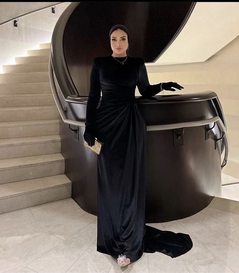 Classy Prom Dresses Long, Hijabi Dresses Soiree, Soiree Dresses For Hijab, Hijabi Dresses, Muslim Long Dress, Elegant Silk Dresses, Modest Evening Dress, Bride Dress Simple, Black Dresses Classy