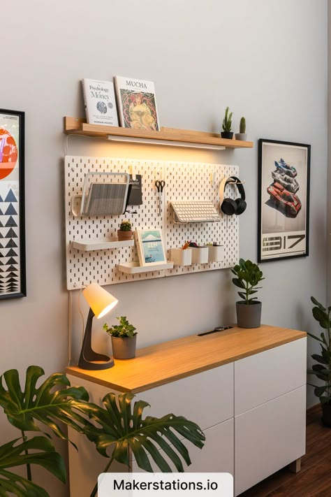 IKEA Desk Setup Office Desk Studio, Desk Peg Board Ideas, Ikea Pegboard Desk Setup, Cosy Desk Setup Aesthetic, Ikea Pegboard Office, Pegboard Desk Setup, Home Office Pegboard, Desktop Decor Ideas, Pegboard Wall Ideas