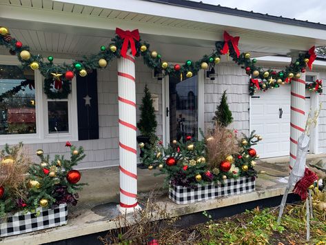 Diy Christmas House Decorations, Porch Railing Christmas Decor, Decoracion Navidad Diy, Christmas Kitchen Decor Ideas, Outside Christmas Decorations, Front Door Christmas Decorations, Christmas Props, Christmas Window Decorations, Unique Christmas Decorations