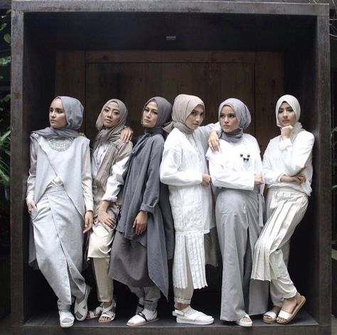 Simple grey fashion Grey Photoshoot, Dresses Casual Modest, Street Hijab, Hooded Sweatshirt Dress, Modern Hijab, Muslim Style, Street Hijab Fashion, Style Hijab, Casual Hijab Outfit