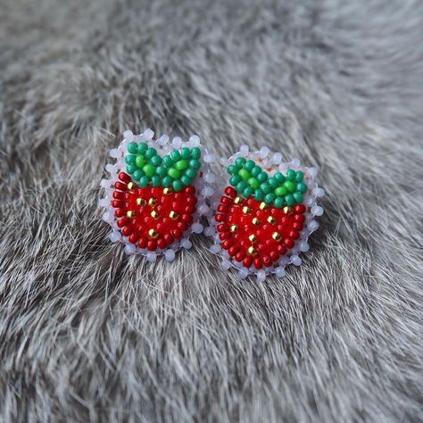 Strawberry Beading Pattern, Beaded Watermelon Earrings, Strawberry Beadwork, Beaded Strawberry Earrings, Cab Earrings, Beautiful Beaded Earring, Native Beading, Beaded Stuff, Beaded Earrings Native