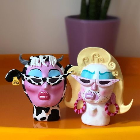 Juno Birch on Instagram: “Shelly Showdown and Cynthia are now £80 on my shop. Each one comes with her very own gift box filled with pink straw, 2 A6 card prints,…” Juno Birch, Tanah Liat, Ceramics Pottery Art, Arte Inspo, Clay Art Projects, Diy Clay Crafts, Sculpture Clay, Clay Ceramics, Polymer Clay Crafts