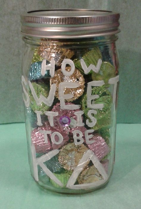 "How SWEET it is to be KD" Kappa Delta Mason Jar (with your big/little's favorite candy inside!!) Kappa Delta Crafts, Big/little Baskets, Little Baskets, Big Little Basket, Sigma Delta Tau, Theta Phi Alpha, Sorority Paddles, Big Lil, Delta Phi Epsilon