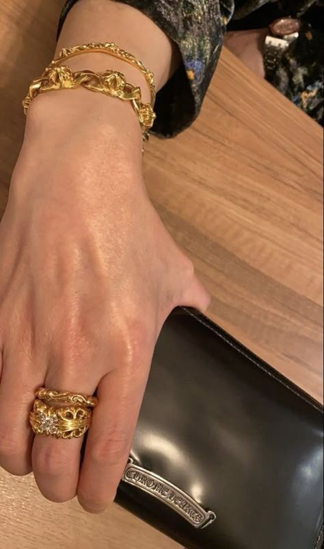 Jewelry Aesthetic Rings, Gold Jewelry Aesthetic, Aesthetic Rings, Aesthetic Gold, Gold Jewellry, Wearing Jewelry, Gold Girl, Gold Aesthetic, Jewelry Aesthetic