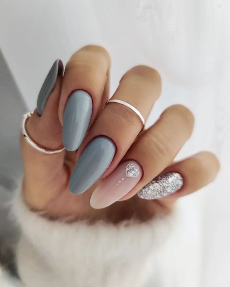 Grey Almond Nails, Grey Matte Nails, Rave Nails, Black Nails With Glitter, Grey Nail Designs, Gelish Nails, Gray Nails, Almond Nails Designs, Sparkly Nails