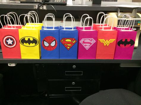 Superhero party bags Avengers Party Bags, Superhero Goody Bag Ideas, Girls Superhero Party, Superhero Gift Bags, Superhero Party Decor, Superhero Party Bags, Avenger Party, Superhero Birthday Party Decorations, Party Cooler