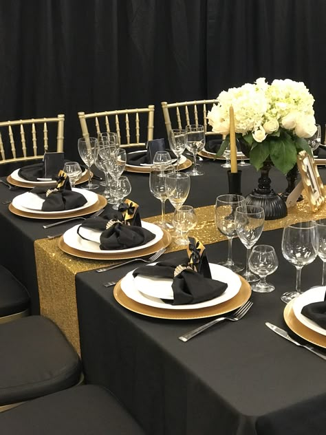 Black And Gold Party Decorations Classy, College Grad Party Decor, Black And Gold Party Decorations, 50th Birthday Men, Gold Table Setting, Black And Gold Party, Black And Gold Theme, Corporate Events Decoration, Birthday Table Decorations