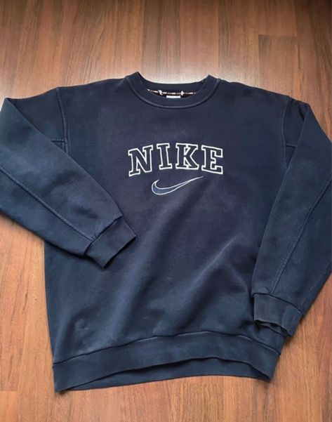 fashion nike nikevintage 90s nike90s vintage aesthetic sweatshirt ootd instagram Sweatshirt Ootd, Old Nikes, Nike Jumper, Vintage Nike Sweatshirt, Aesthetic Sweatshirt, Ootd Instagram, Sweatshirt Aesthetic, Nike Retro, Nike Pullover