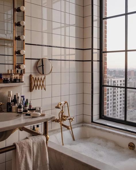 Nyc Apartment Bathroom, Penthouse Apartment Aesthetic, New York Apartment Aesthetic, New York Apartment Interior, Apartamento New York, New York Bedroom, City Bathrooms, Aesthetic Apartment, New York Loft