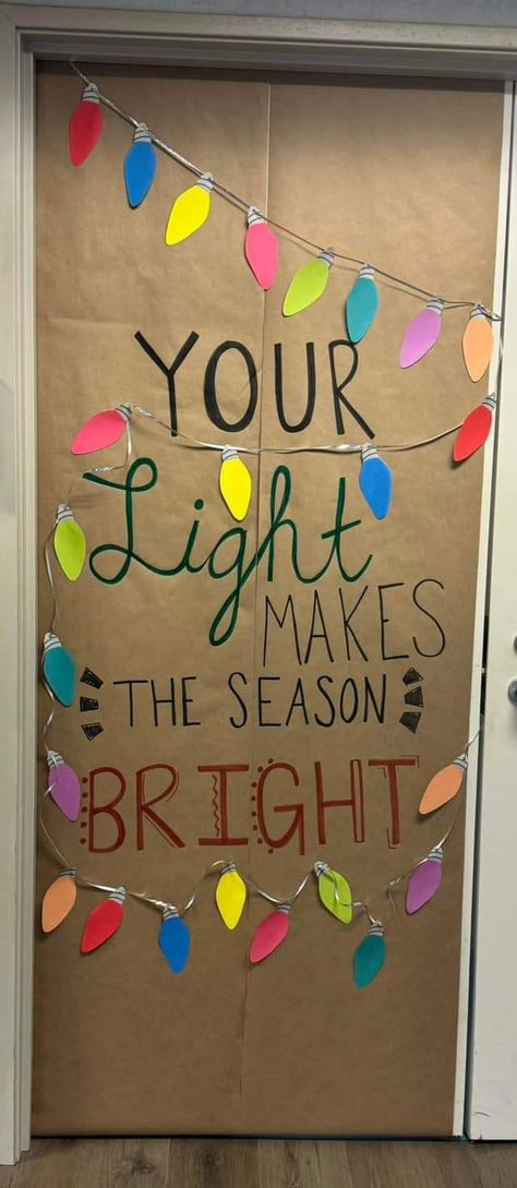 Happy Holidays Door Decorations, Christmas Preschool Door Ideas, Christmas Decorated Door, Work Christmas Decorations, Door Decorations Contest, Christmas Office Door, Christmas Door Decorating, Library Christmas, Preschool Door