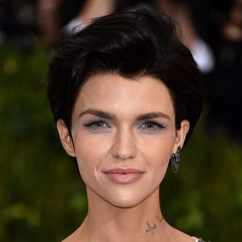 A pixie with soft pushedback bangs softens any hard features says Paul. Ruby Rose is a classic. Fingercomb a light... Pixie Heart Shaped Face, Bob Lung, Heart Shaped Face, Pixie Haircut Styles, Face Shape Hairstyles, Heart Face, Heart Face Shape, Cool Haircuts, Pixie Hairstyles