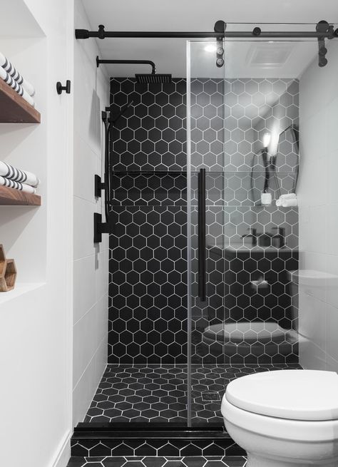 Oversized Shower Tile, Modern Black And White Bathroom, Black Tile Bathrooms, Tile Showers, Black And White Bathroom, Wash Room, Bilik Air, Bathroom Showers, Zen Bathroom