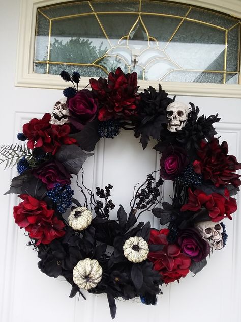 Gothic Door Wreath, Goth Wreath Ideas, Goth Wreath Diy, Dark Christmas Wreath, Gothic Christmas Wreath, Goth Christmas Wreath, Black Xmas Tree, Hay Bale Art, Halloween Decorations Wreaths