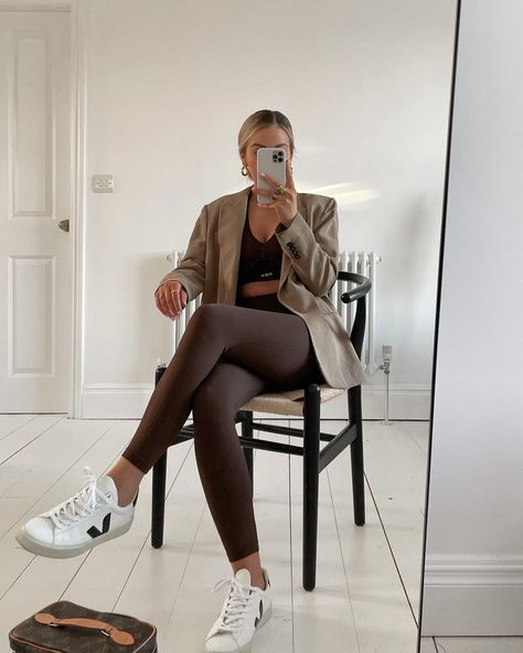 Chocolate Leggings Outfits, Brown Athleisure Outfit, Blazer Leggings Outfit, Brown Gym Outfit, Brown Leggings Outfit, Veja Trainers, Look Legging, Brown Leggings, Lace Leggings